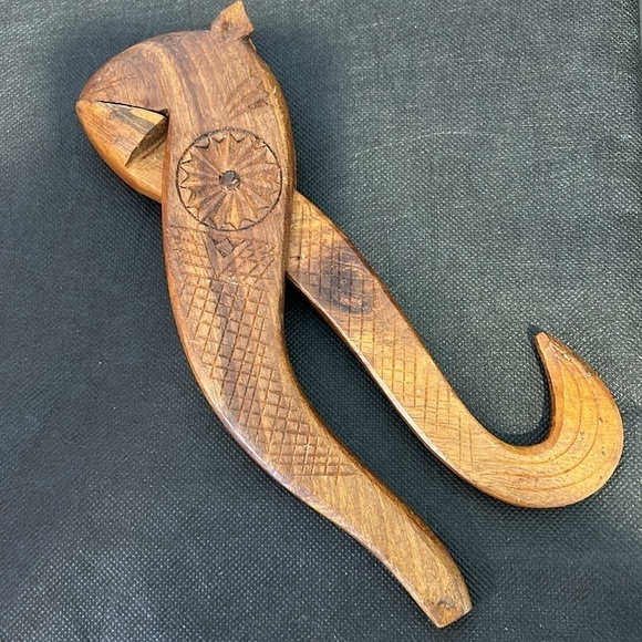 Vintage hand Carved Squirrel Wooden Nut Cracker Plier Design Detailed Folk art - Picture 2 of 10